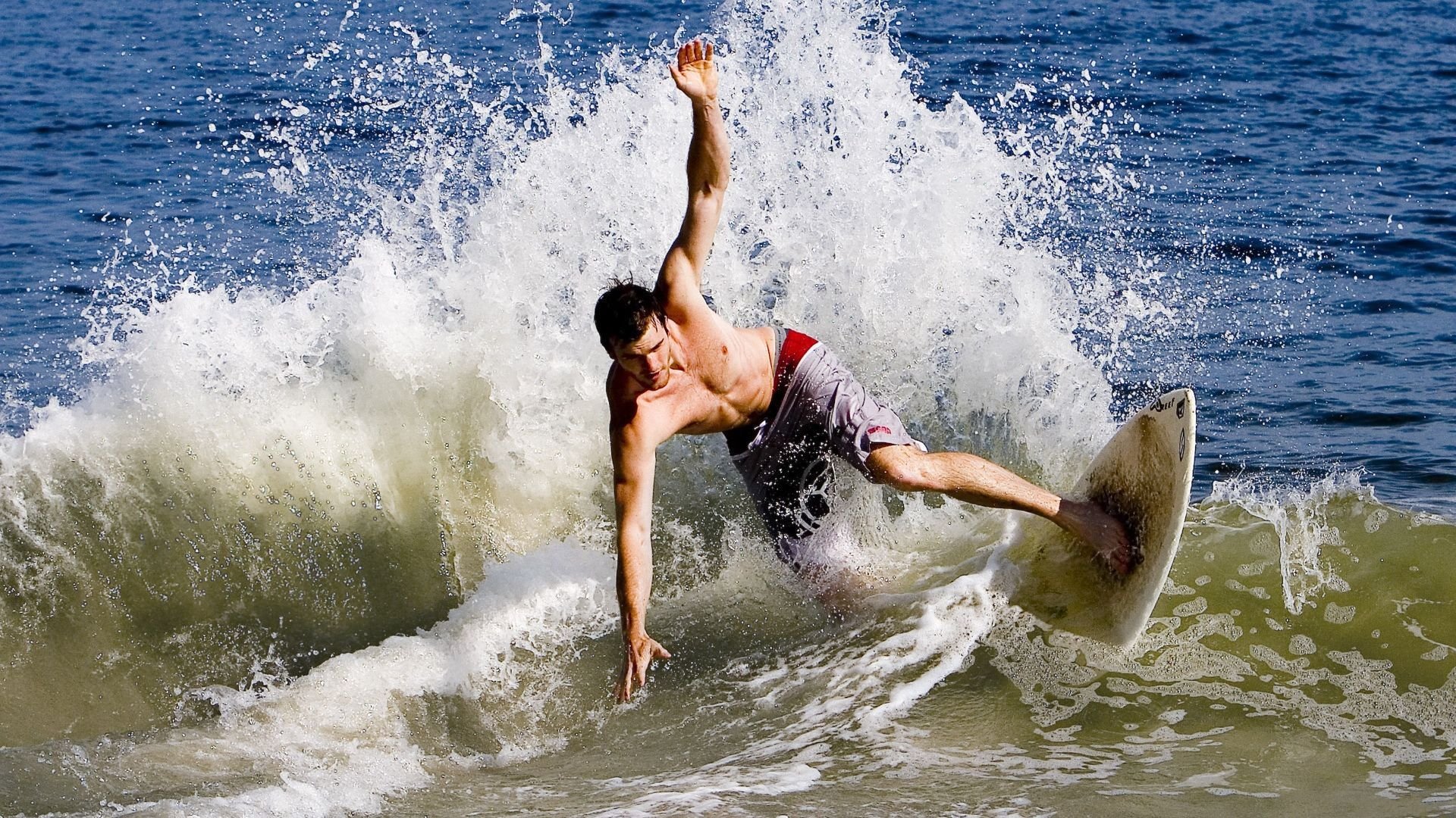 _珍贵比赛瞬间集锦：历史性胜利瞬间回顾_，珍贵无比的比赛录像